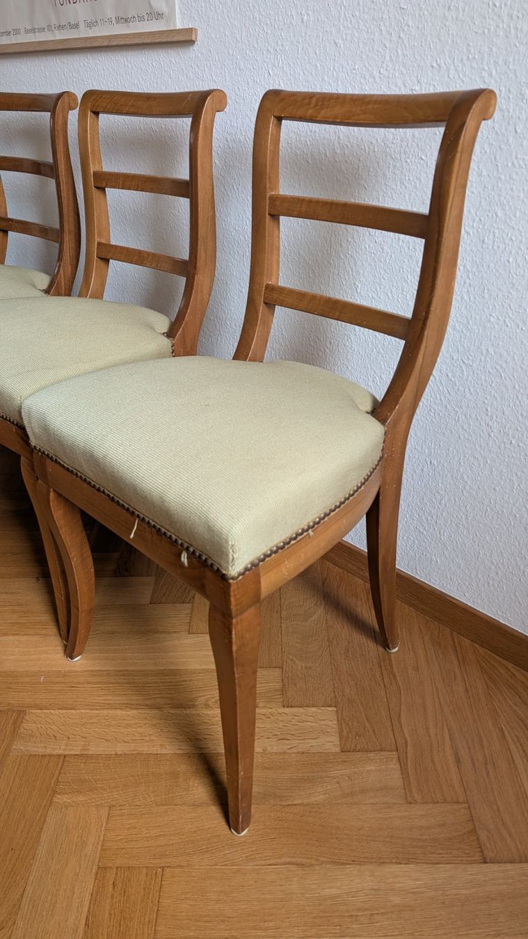 Chaises: 4 Holzstühle mit Polster – D'occasion à Basel par wollamhsram