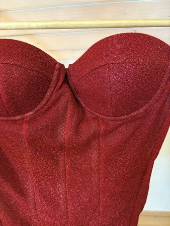 ROTES CORSAGE-KLEID