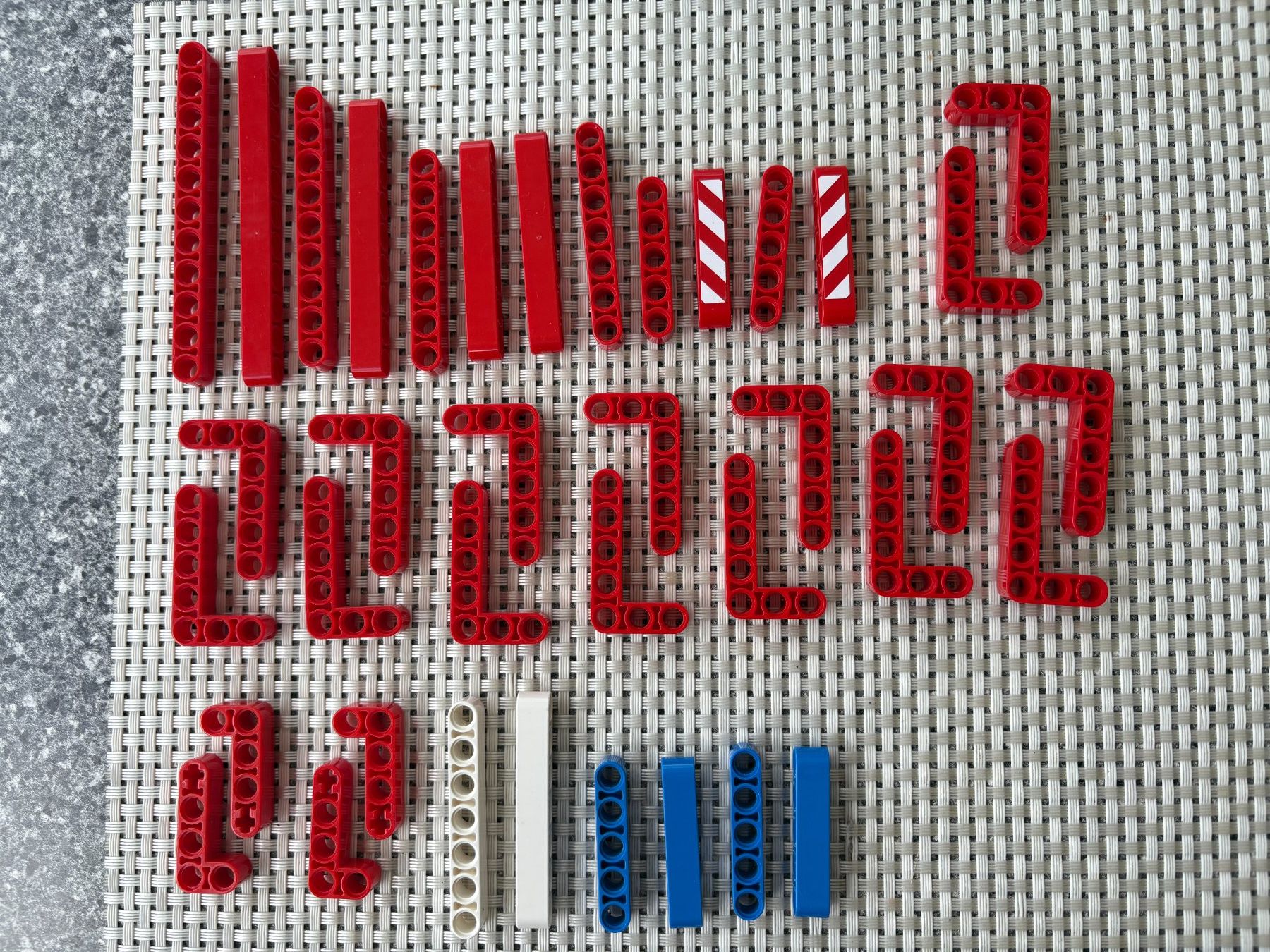 Lego Giocattoli: Lego Technik 9395 rote blaue runde Lochbalken – Usato da Buochs venduto da Techtelmechtel