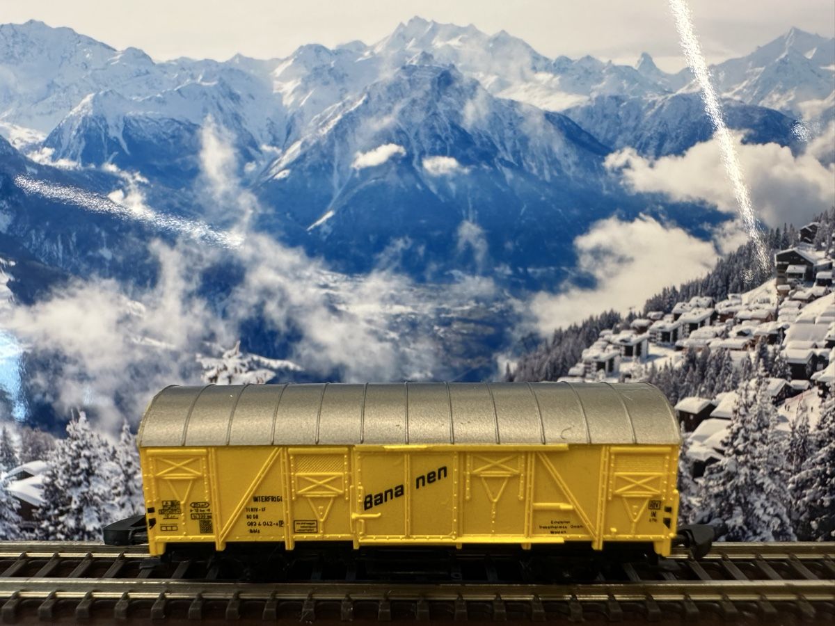 Märklin Modelleisenbahnen: Märklin 8606 DB Bananenwagen – Gebraucht aus Lupsingen von New-Haven