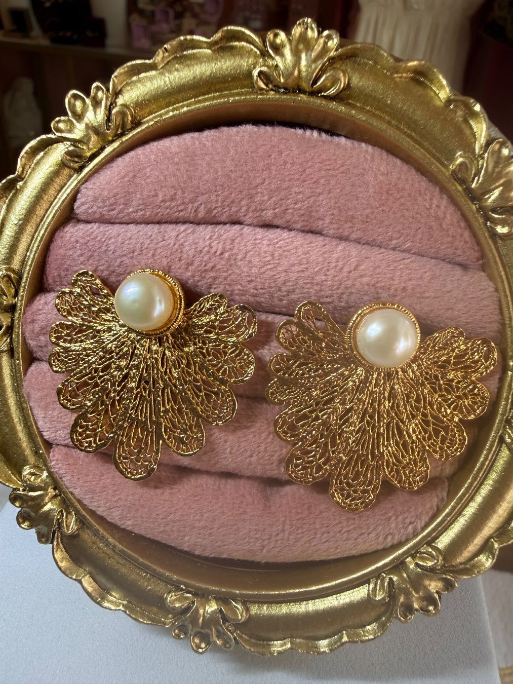 Orecchini pendenti & Orecchini a lobo: Boucles d’oreilles éventail doré – Nuovo e nell'imballaggio originale da St-Maurice venduto da Sandrinette123 1
