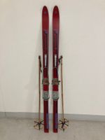 Ski (F 6), alte Deko Holzski mit Stöcken