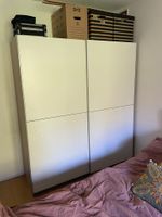 Praktischer geräumiger Kleiderschrank 