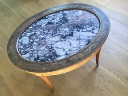 Ovaler kleiner Tisch, Holz, Marmorlook, Intarsien
