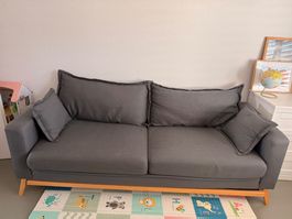 3-Sitzer-Schlafsofa grau aus Stoff mit Holzbeinen gebraucht