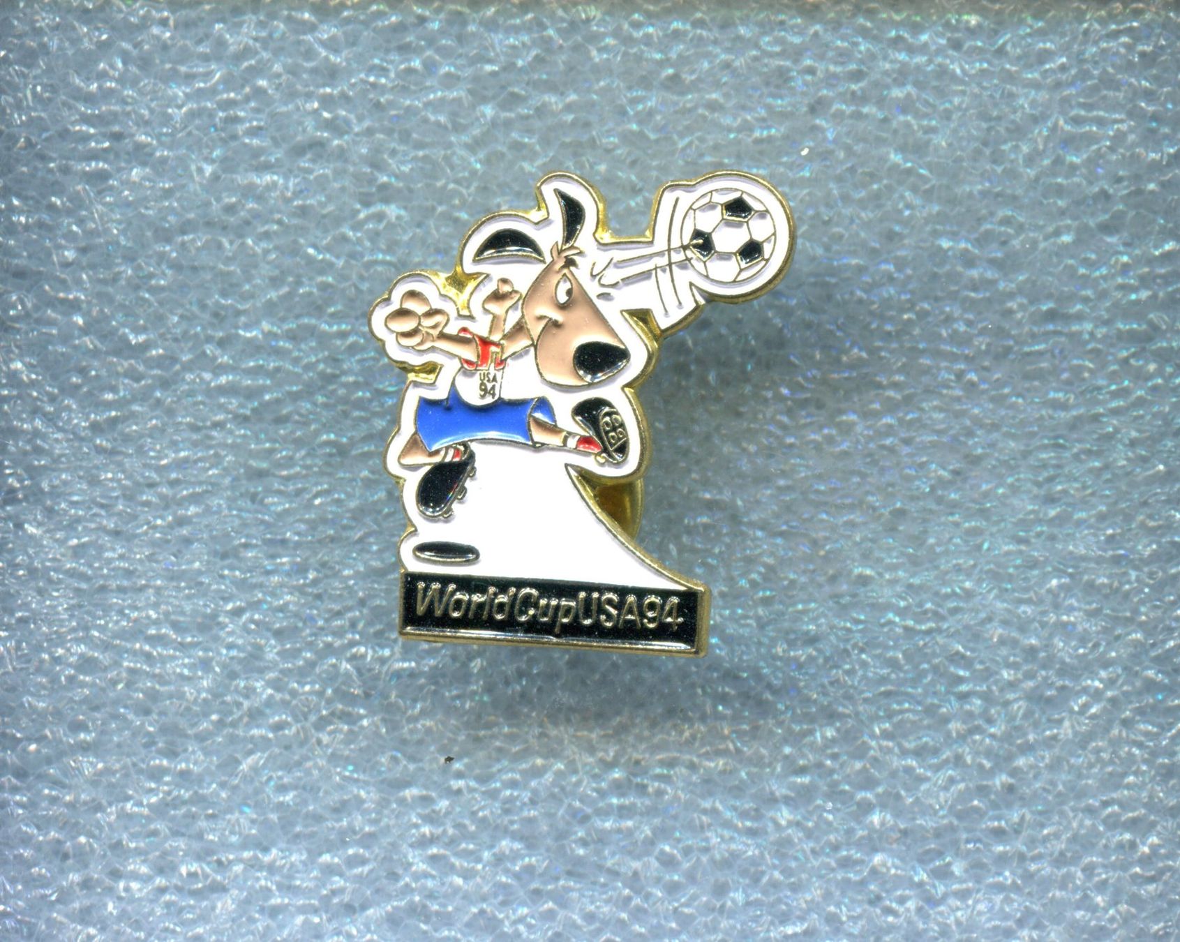 Placchette & Badge: WORLD CUP Maskottchen – Usato da Winterthur venduto da Sammleroase
