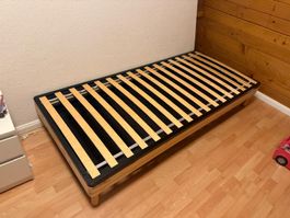 Bett inkl. neuen Kissen
