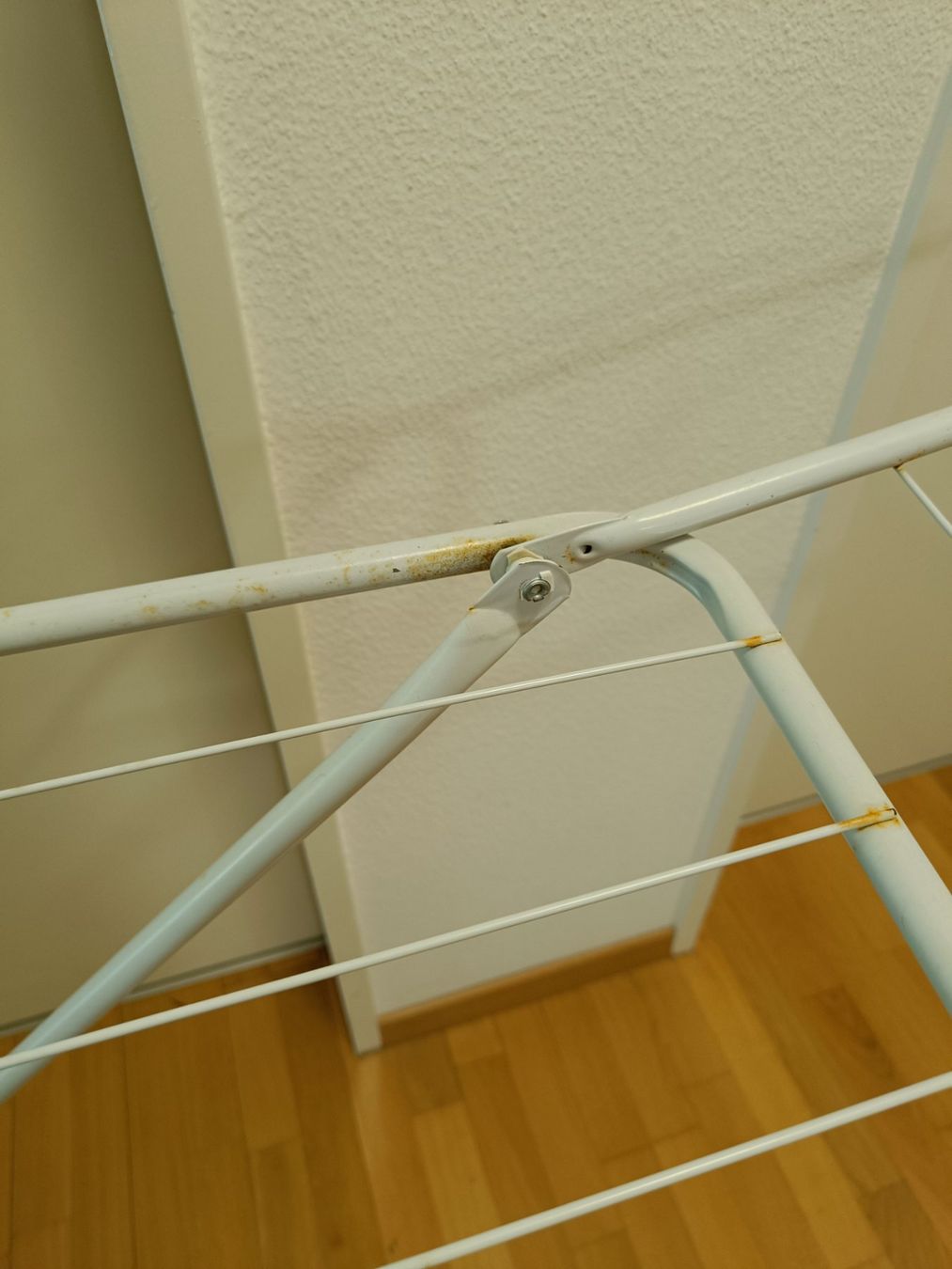 Séchoirs à linge: Alter Wäscheständer mit Roststellen – D'occasion à Zürich par Atelier.Second 3