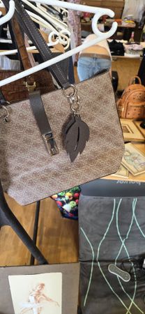Guess Handtasche Braun mit Muster und Anhänger - Top! NEU