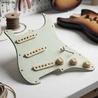 Prewired Fender Pure Vintage '61 Pickguard relic / aged
