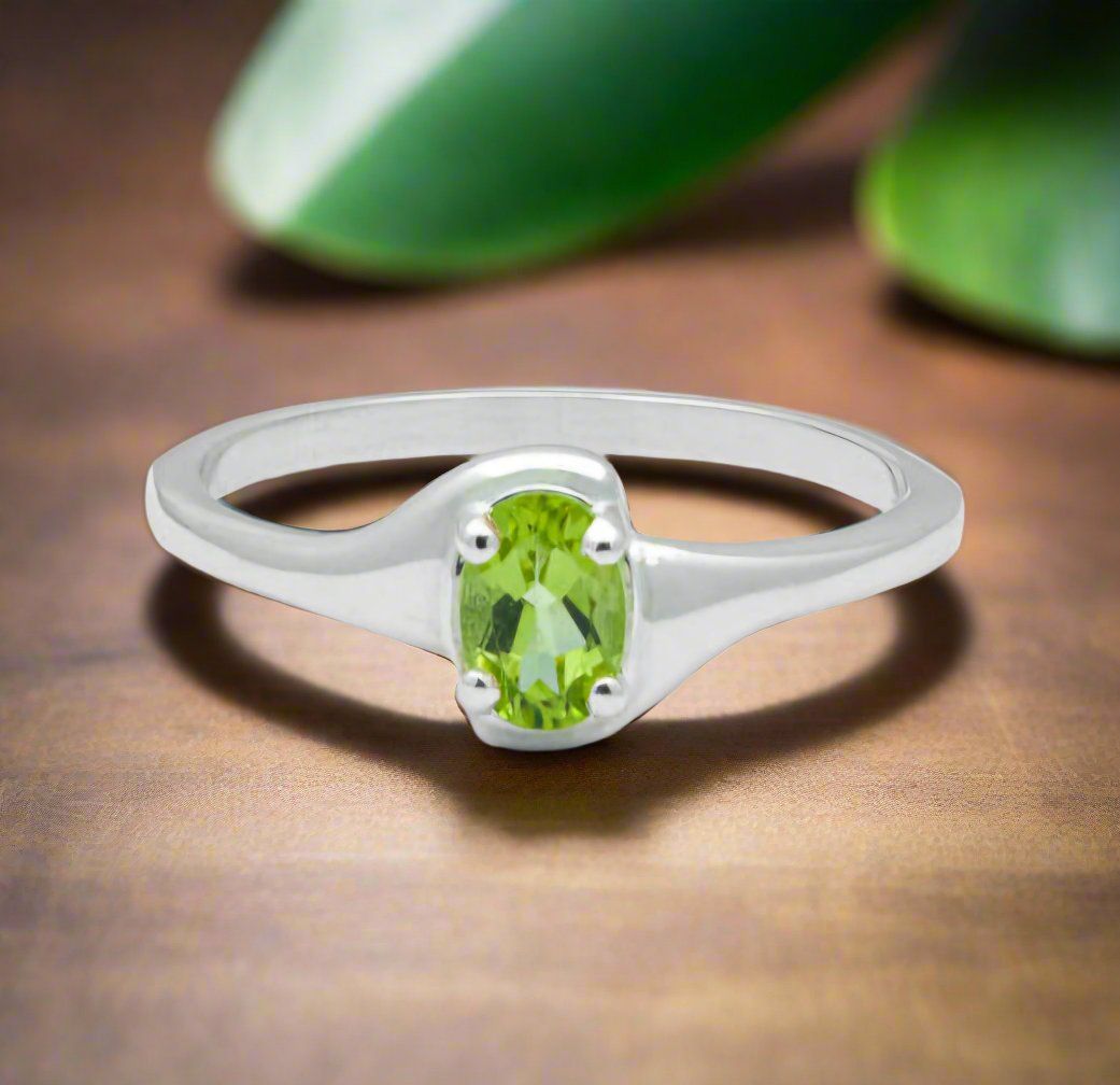 Anelli: Peridot Ring in Silber inklusive Ringgrösse anpassung – Nuovo e nell'imballaggio originale da Zürich venduto da GOS08