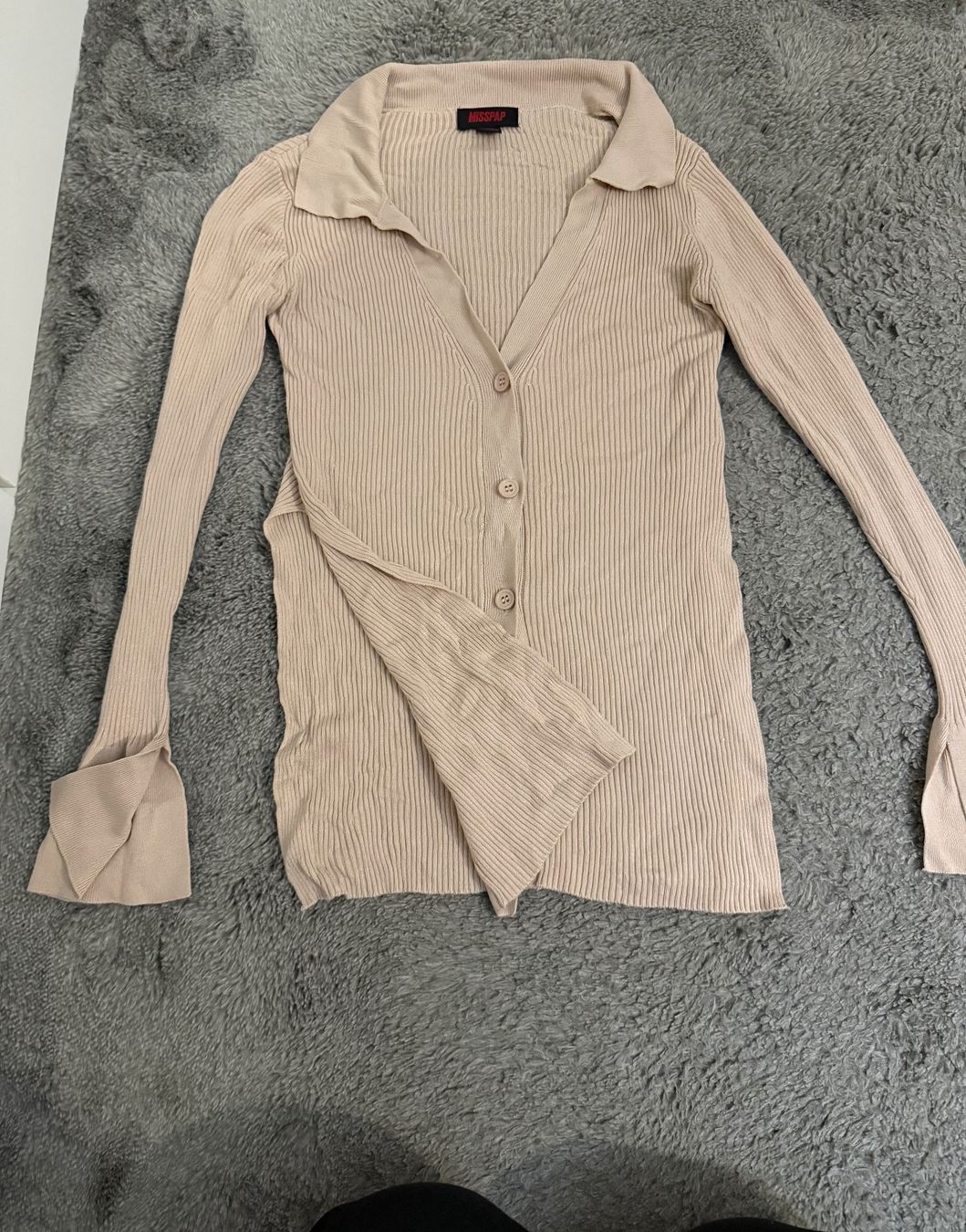 Camicette: Beige Strickjacke mit Trompetenärmel, Grösse S – Nuovo (secondo la descrizione) da Opfikon venduto da Desi.s 1