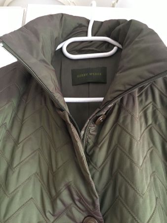 Warme grüne lange Steppjacke