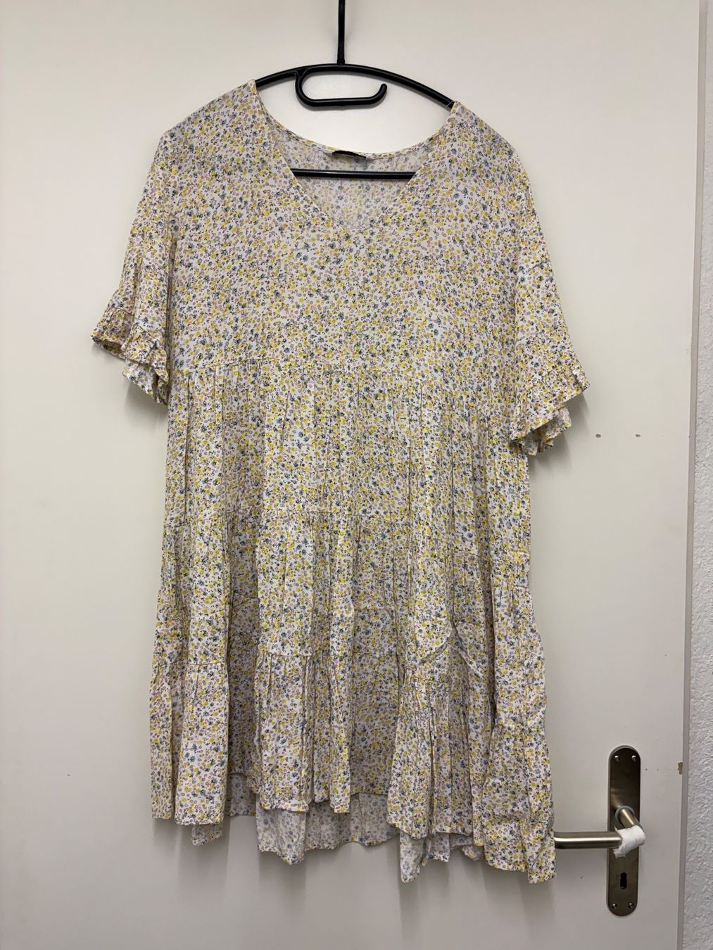 Vestiti: Kleid mit Blumenmuster Grösse M Damen kurzarm – Usato da Basel venduto da Tierschutz-Flohmi