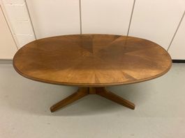 Schöner ovaler  Tisch