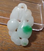 Jade-Anhänger mit Schnitzerei, 14.94 Carat
