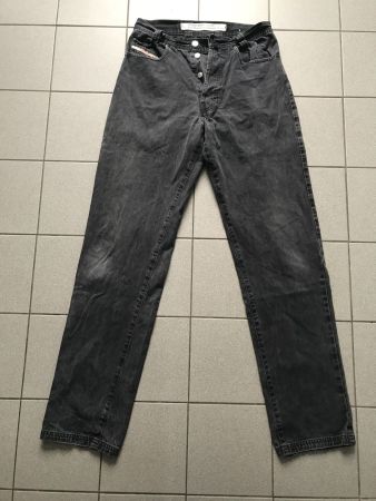 Diesel Jeanshose / W28 x L34 / Grau / Gebraucht.