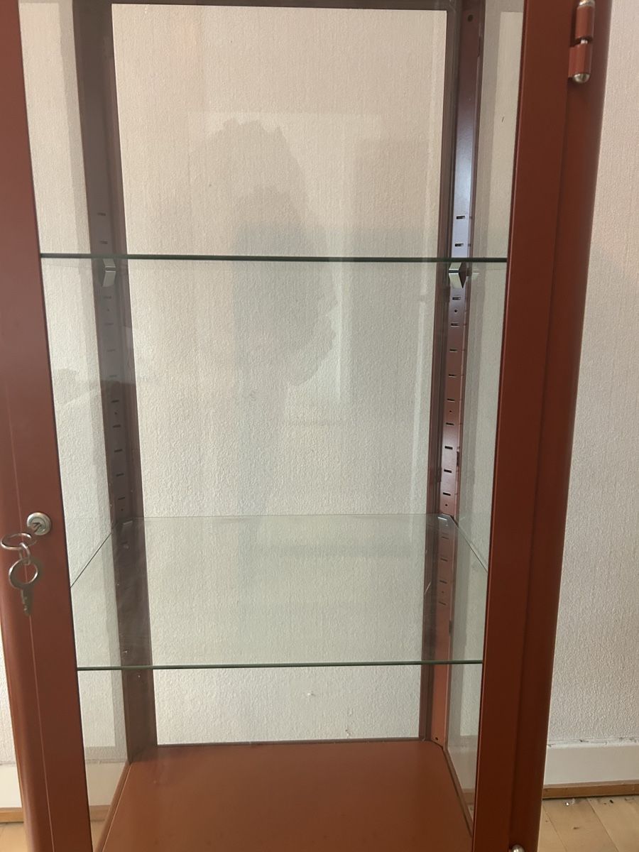 Vitrines: Ikea Vitrinenschrank FABRIKÖR in rot – D'occasion à zürich par lis_9nv5 2