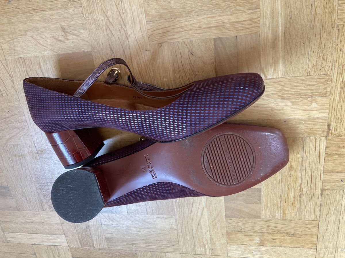 Chie Mihara Scarpe da donna: Lederpumps mit Riemchen. Bordeauxrot.  – Nuovo (secondo la descrizione) da Evilard venduto da PascaleAntoinette 2