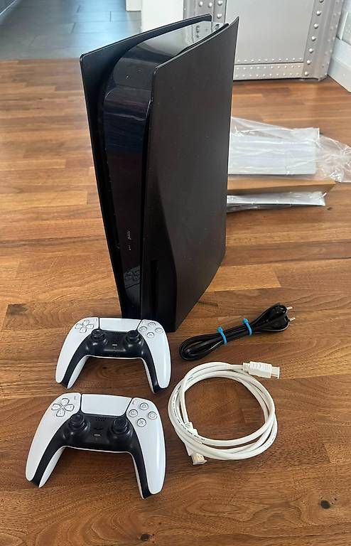 Sony Konsolen: PS 5 schwarz mit Laufwerk, 2 Spiele, 2 Controller – Gebraucht aus Burgdorf von Yamace
