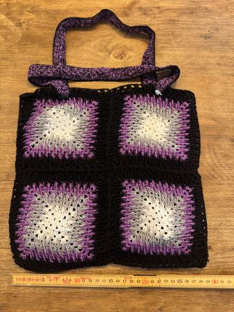 Gehäkelte Tasche mit Quadratmuster lila/schwarz