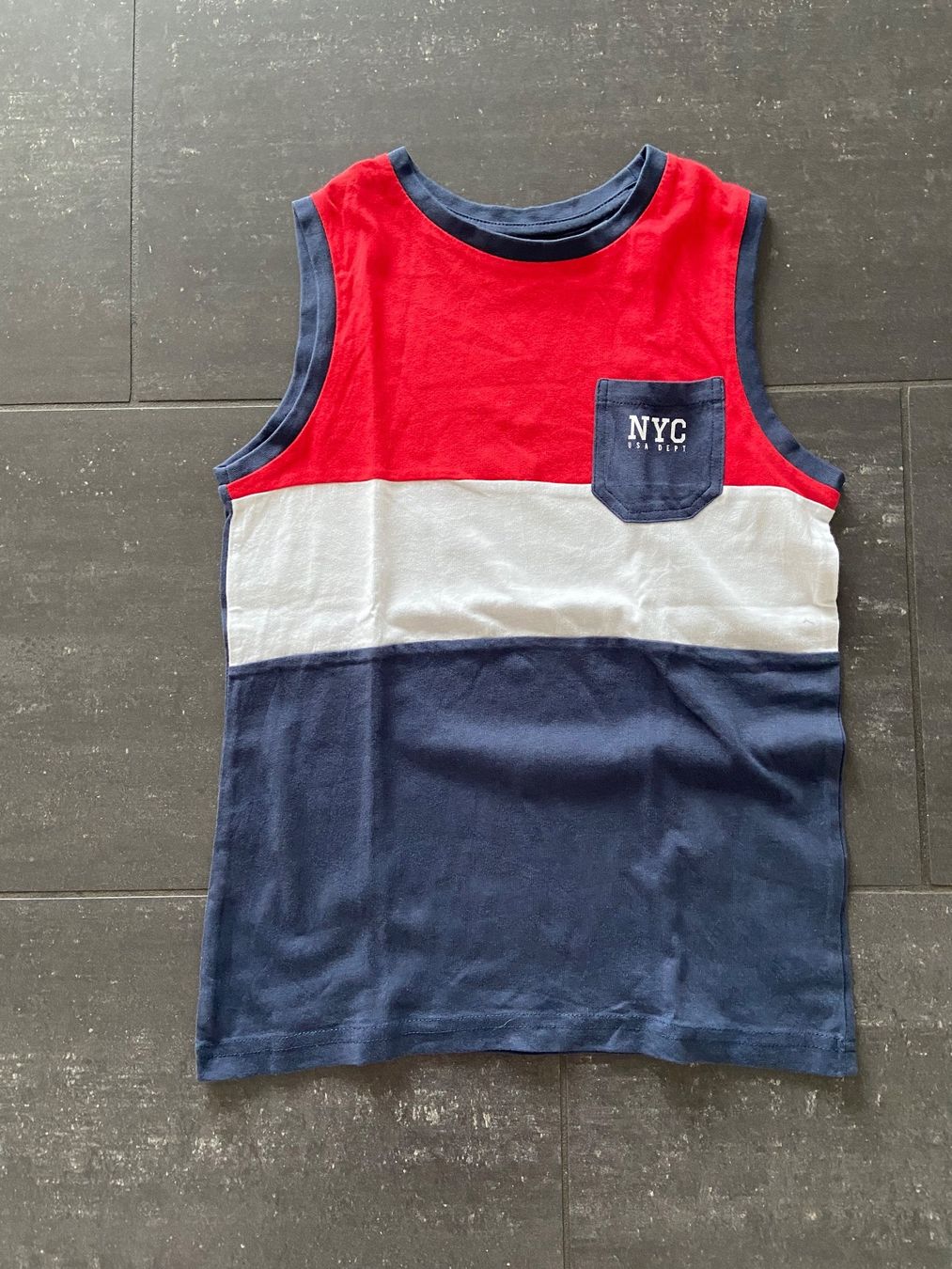 Hemden, T-Shirts & Polos: Ärmelloses Shirt in Grösse 128/134 – Gebraucht aus Wohlen AG von Michi761