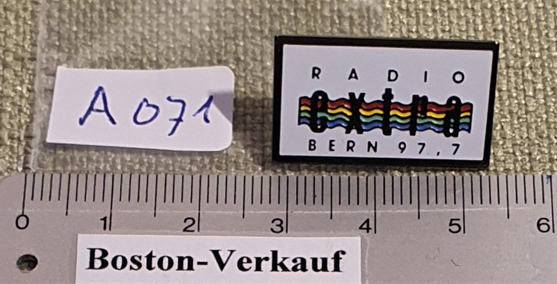 Placchette & Badge: A071 - Pin Radio extra Bern 97.7 – Usato da Reinach BL venduto da Boston-Verkauf 2