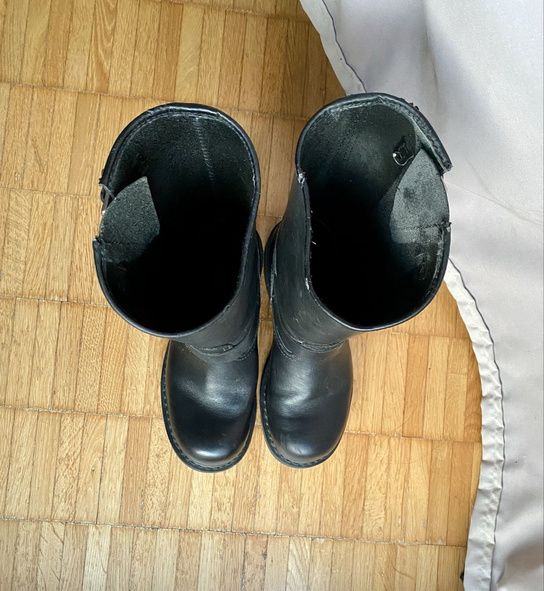Caterpillar Scarpe da donna: Schwarze Caterpillar Lederstiefel - Gr. 38/39 – Usato da Zürich venduto da Dela05 1