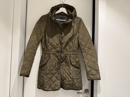 Olivegrüne Steppjacke mit Kapuze  🍂