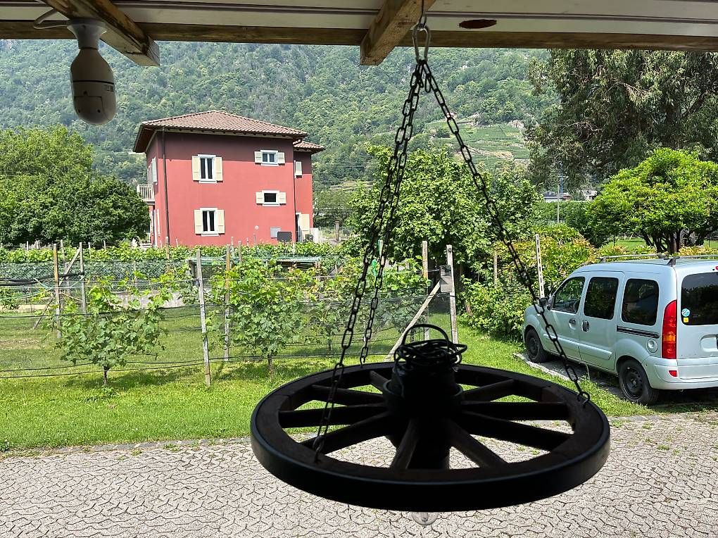 Lampade: Ruota trasformata in lampada – Usato da Bellinzona venduto da Embe 4