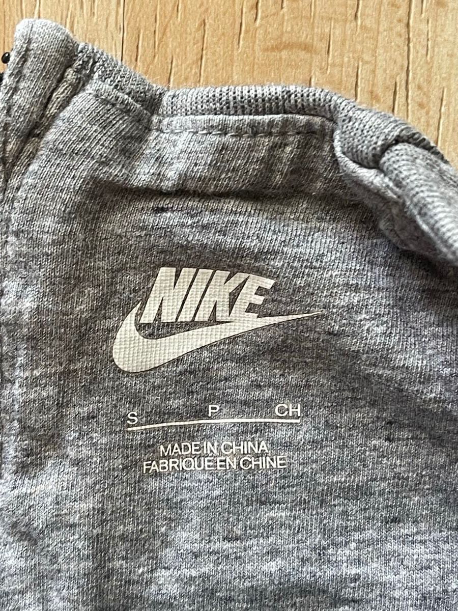 Nike Vestiti: Robe sweat Nike gris S bon état – Usato da Kloten venduto da Vermicelles 3