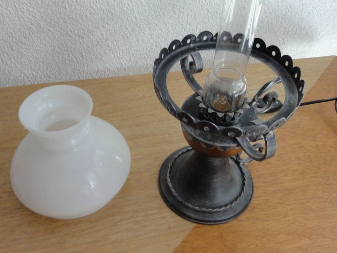 Lampen: Tischlampe mit Glas Lampenschirm – Gebraucht aus Steffisburg von Robinh.17 7