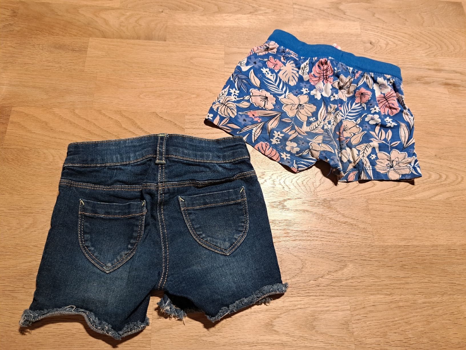 C&A Pantaloni: Sommer Set: 2 süsse Shorts, Grösse 92 – Usato da Bergdietikon venduto da Staphylococcus 3