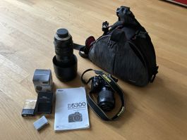 Nikon-Fotoaurüstung mit viel Zubehör