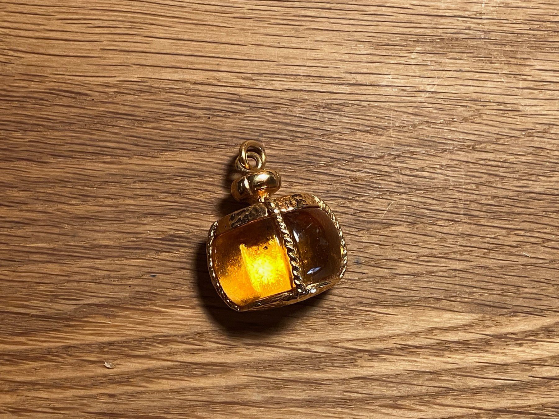 Saint Laurent Ciondoli: Pendentif Yves Saint Laurent Parfums - 90's – Usato da Saclentse venduto da 4rnsn7 2
