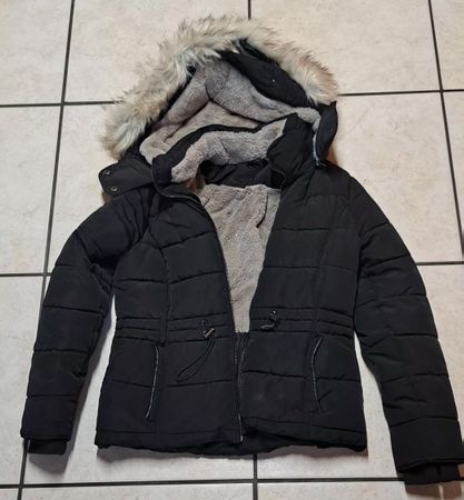 Winterjacke Damen schwarz mit Kunstfell Kapuze gefüttert