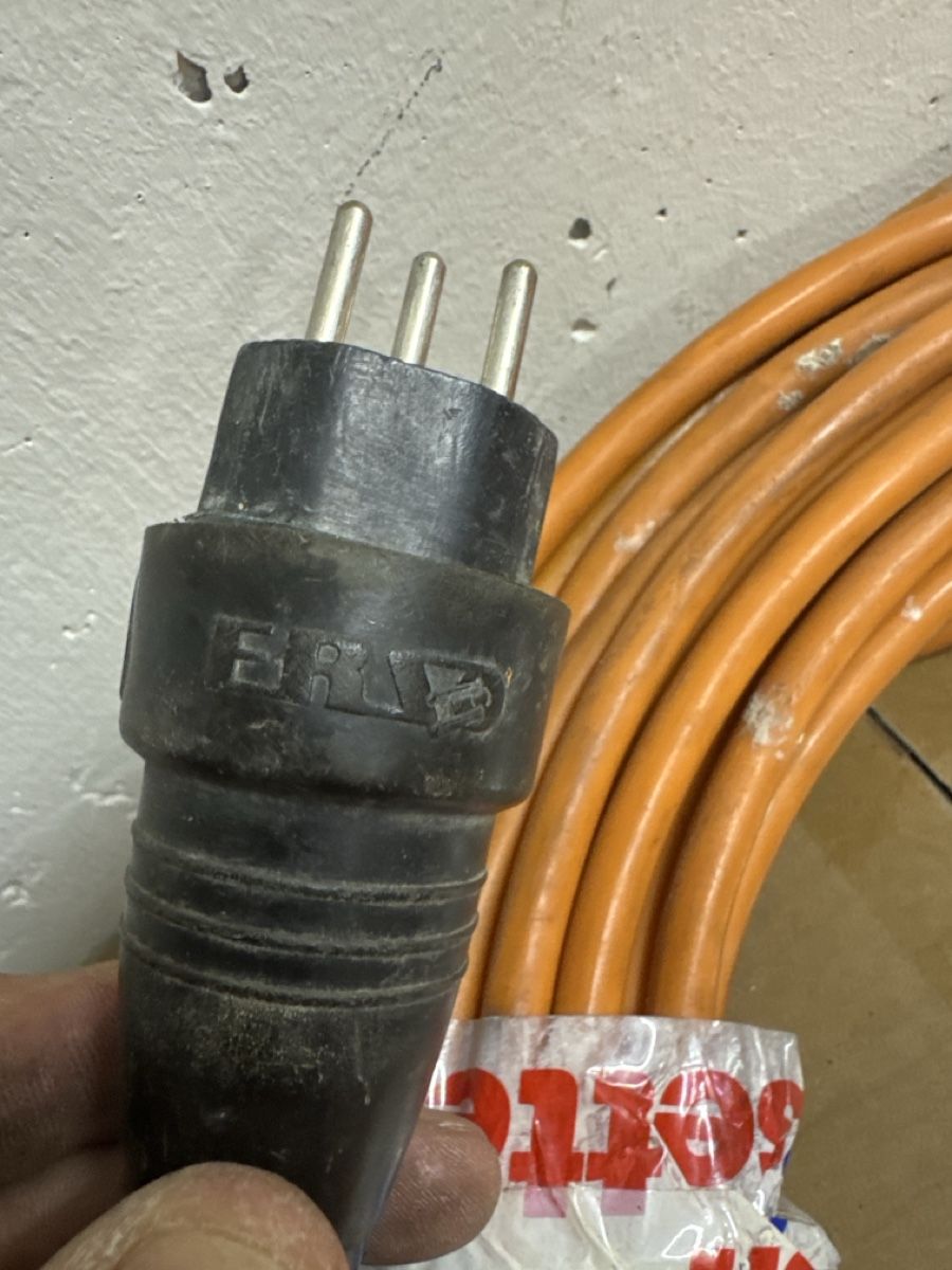 Câbles: Extension Cord Orange 10A 250V 3-Pin Plug – D'occasion à Riehen par Top-Quality 3