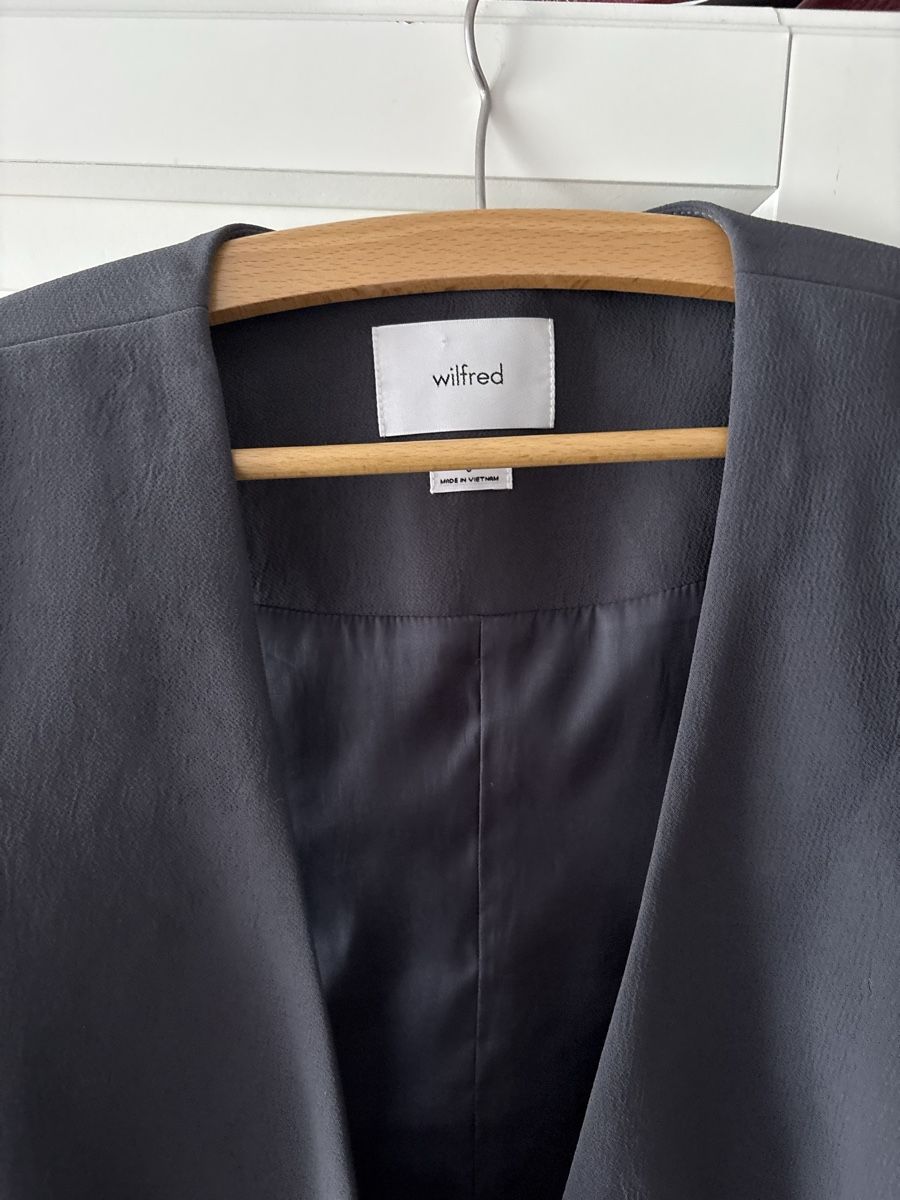 Aritzia Giacche: Chic Dark Grey Wilfried Vest - ARITZIA – Usato da Frasnacht venduto da Lejla.hodzic 1
