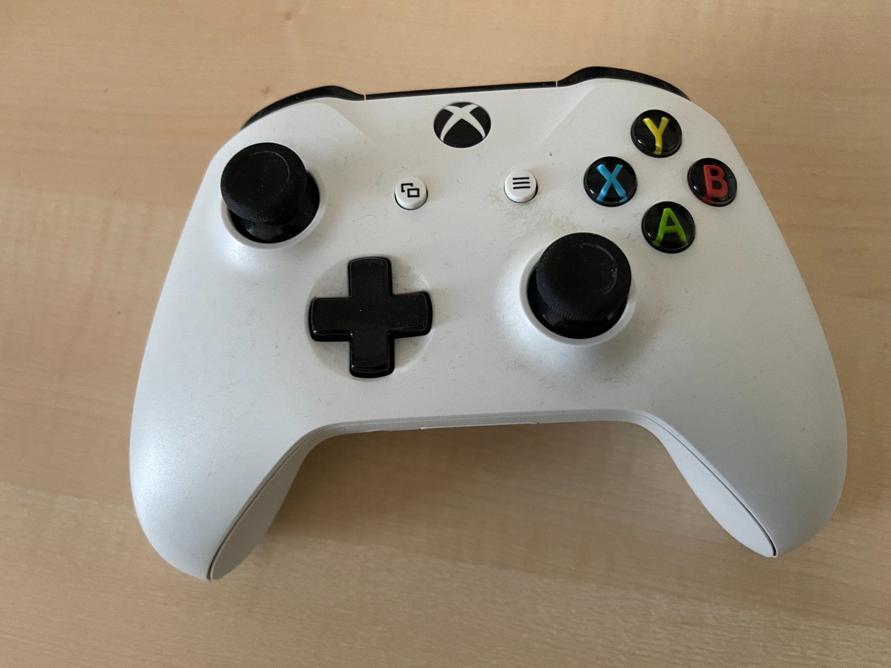 Microsoft Controller: Xbox One Microsoft Wirelles Controller Farbe Weiß – Nuovo (secondo la descrizione) da Arisdorf venduto da comestibles
