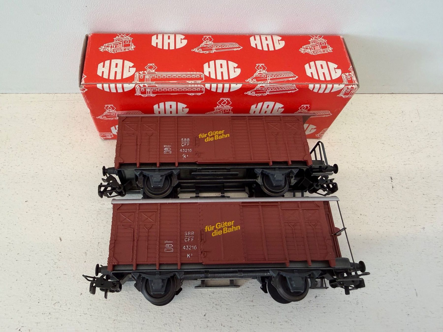 Hag Modelleisenbahnen: 2er Set gedeckte Güterwagen HAG 300 + 305 – Gebraucht aus Büsserach von ModellbahnDepot