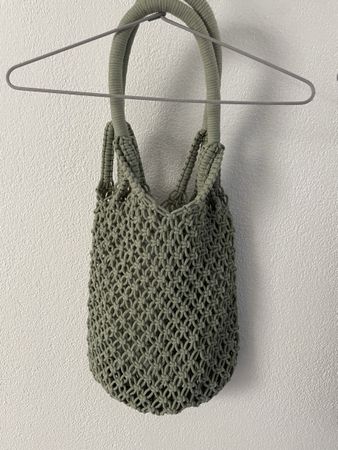 Coole Häkelhandtasche salbeigrün