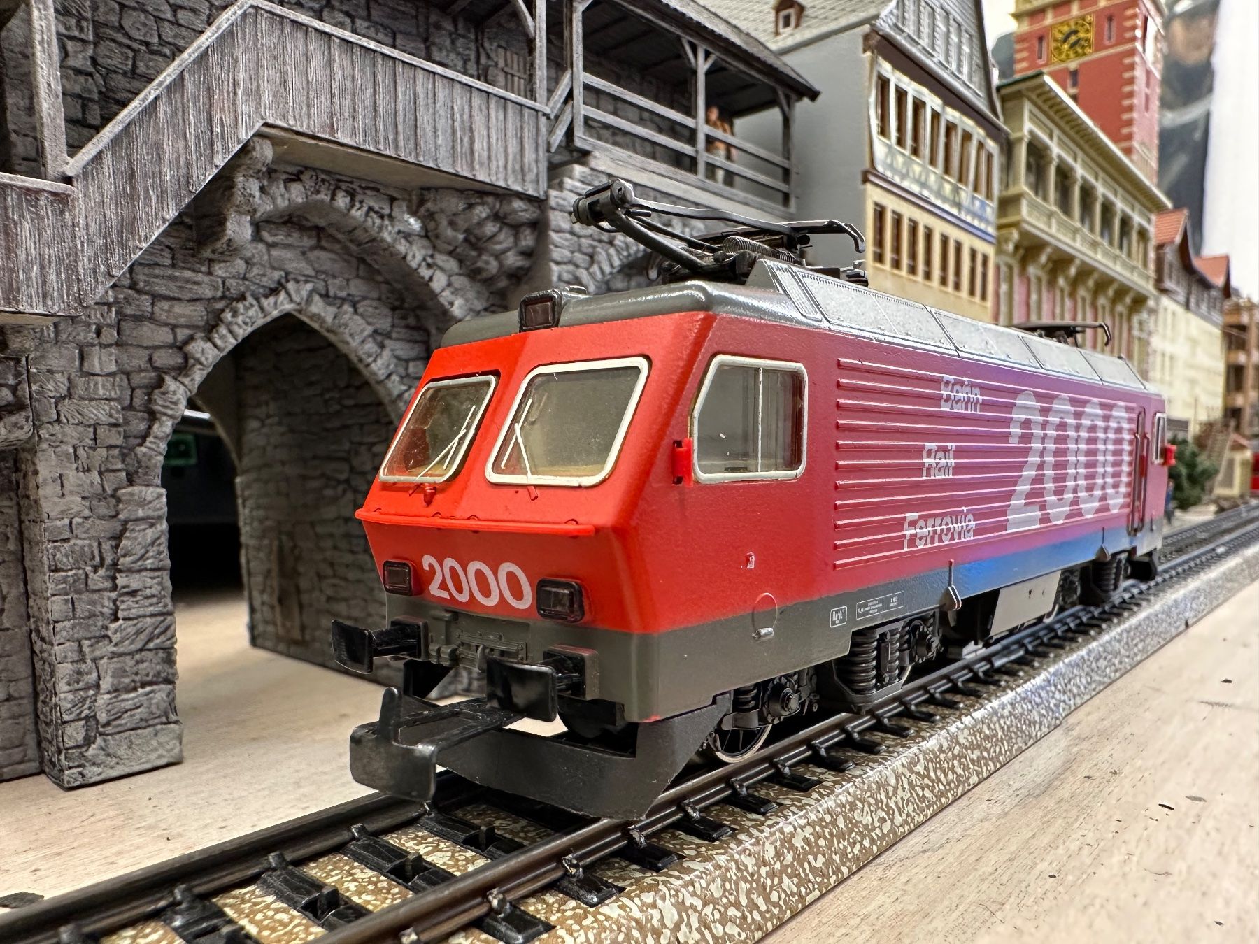 Märklin Modellini di ferrovie: Märklin 3330 SBB Re 4/4 IV Bahn 2000 – Usato da Lupsingen venduto da New-Haven