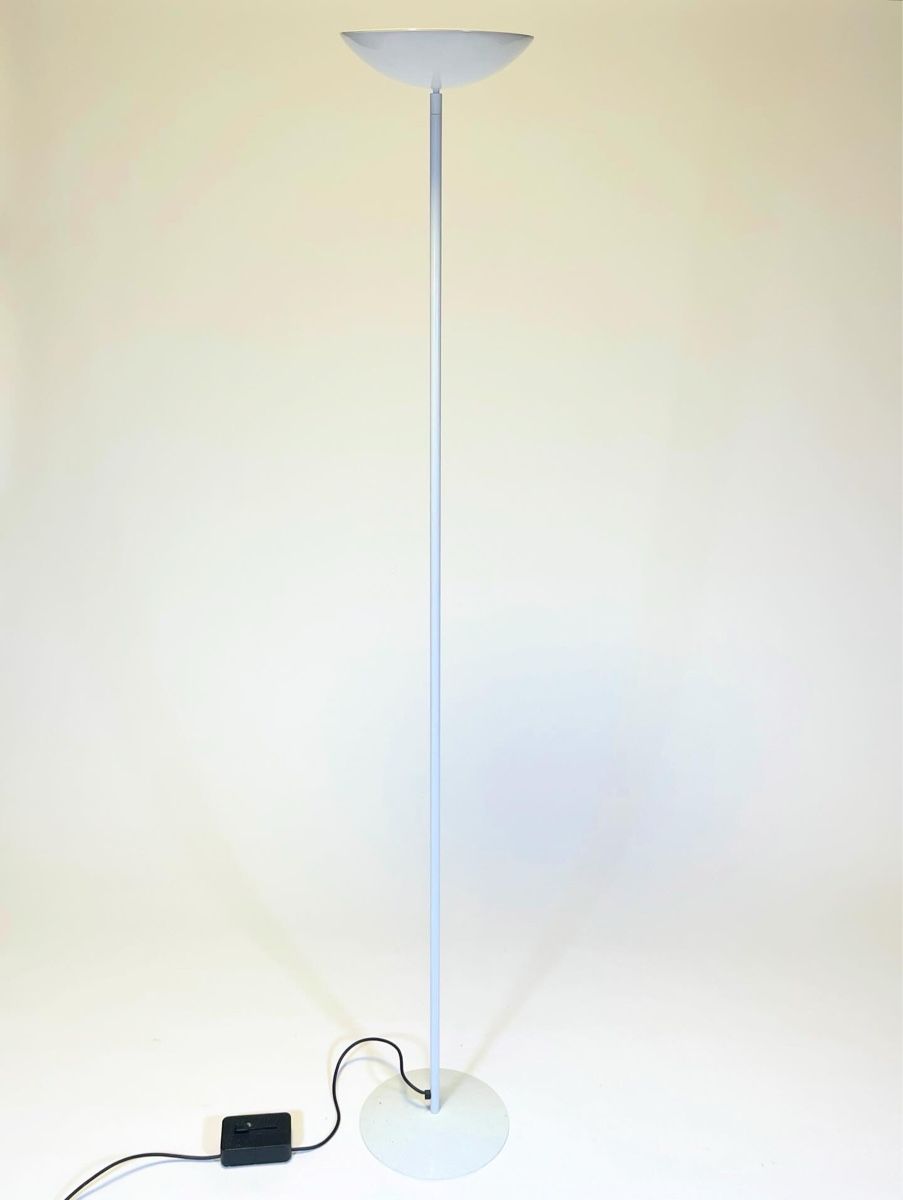 Lampade: Weisse Stehlampe, 1980 – Usato da St. Gallen venduto da fundstaette 3