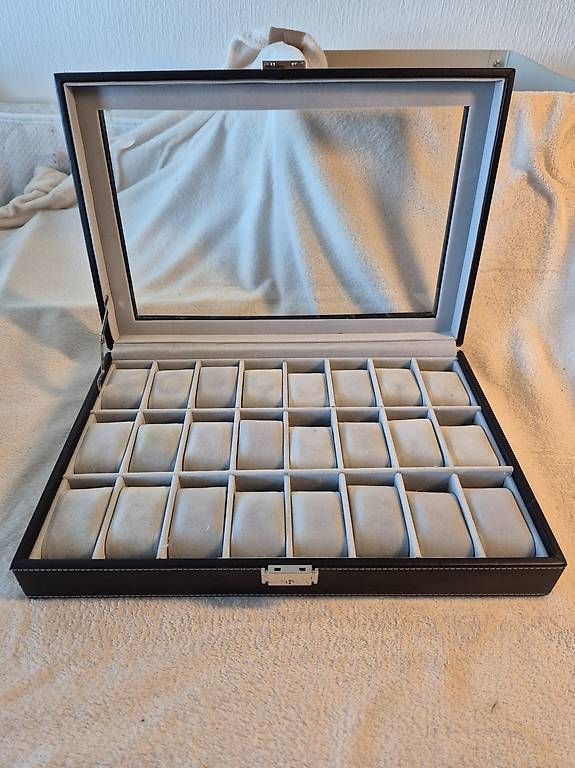 Scatole porta orologi: Coffrets à montres (24 emplacements) – Usato da Lausanne venduto da Assiralc7509