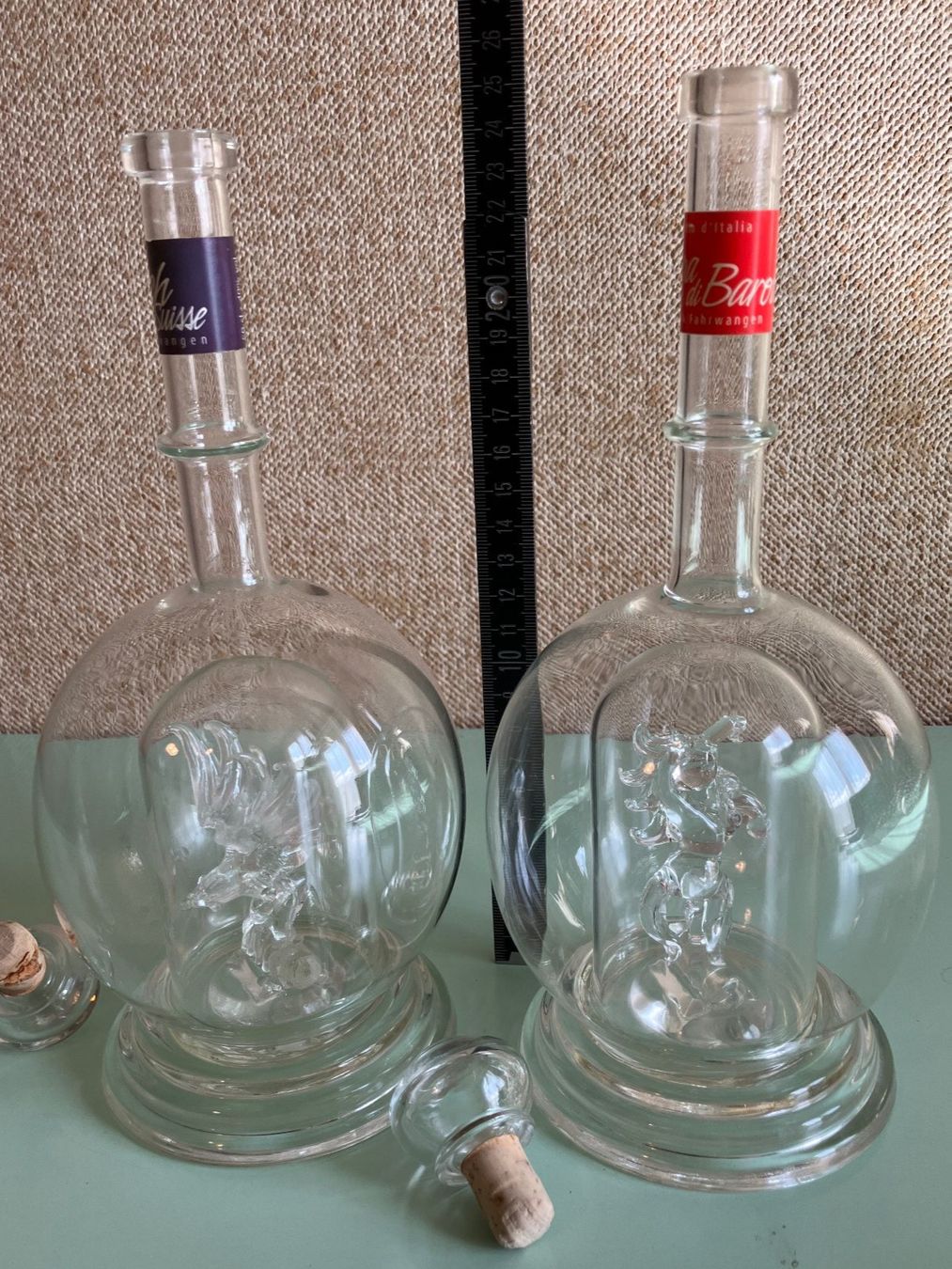 Caraffe: 2 Vintage Glaskaraffen, mit Innenfiguren – Usato da Sattel venduto da Pinggi7 1