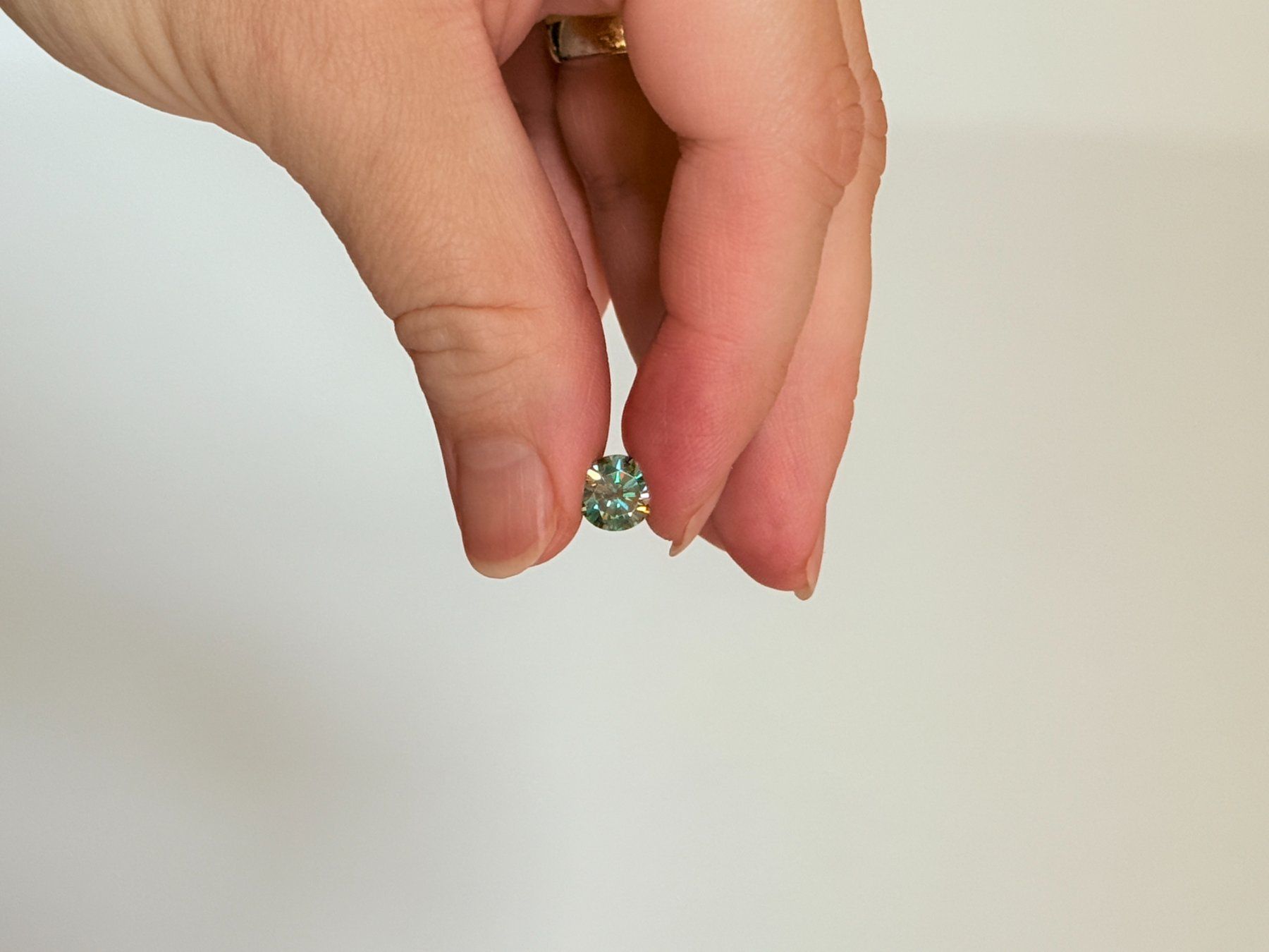 Minerali & Pietre curative: 8mm 2 carats 1 pc Moissanite green – Nuovo e nell'imballaggio originale da Genève venduto da AWWA 6