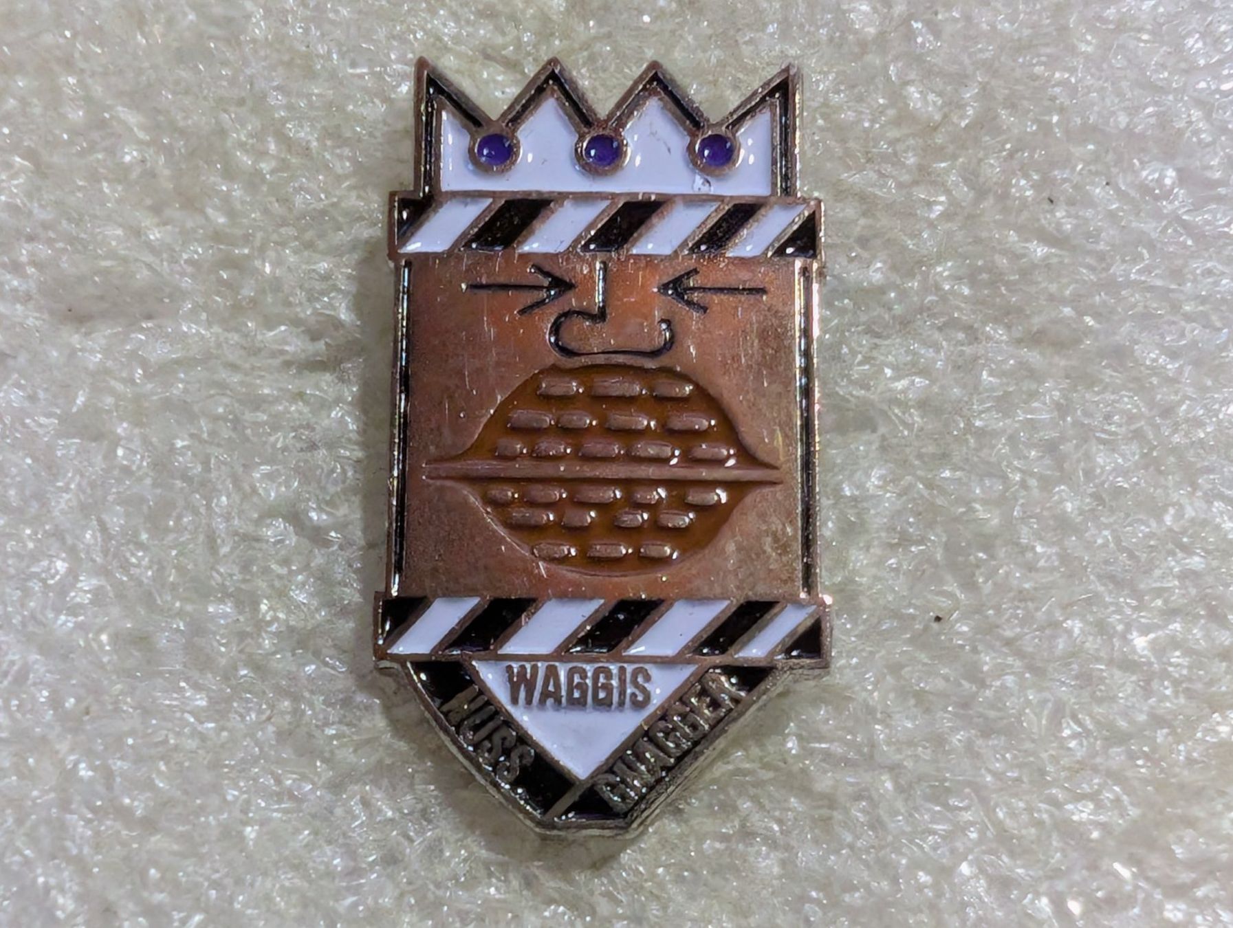 Plaketten & Abzeichen: Ansteckpin 7: Waggis Nuss Gnagger – Gebraucht aus Oppligen von Pin-Fall-Shop