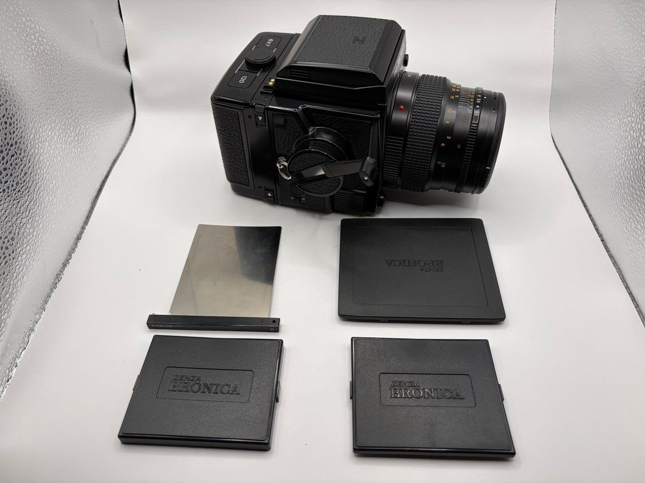 Bronica Fotocamera: Bronica GS-1 6x7 PG 100 + viseur – Usato da Biel/Bienne venduto da kiouk 7