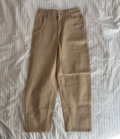 Female balloon cut beige jeans & other stories 26