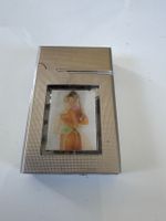 Vintage Feuerzeug mit attraktiver Frau, wechselnd